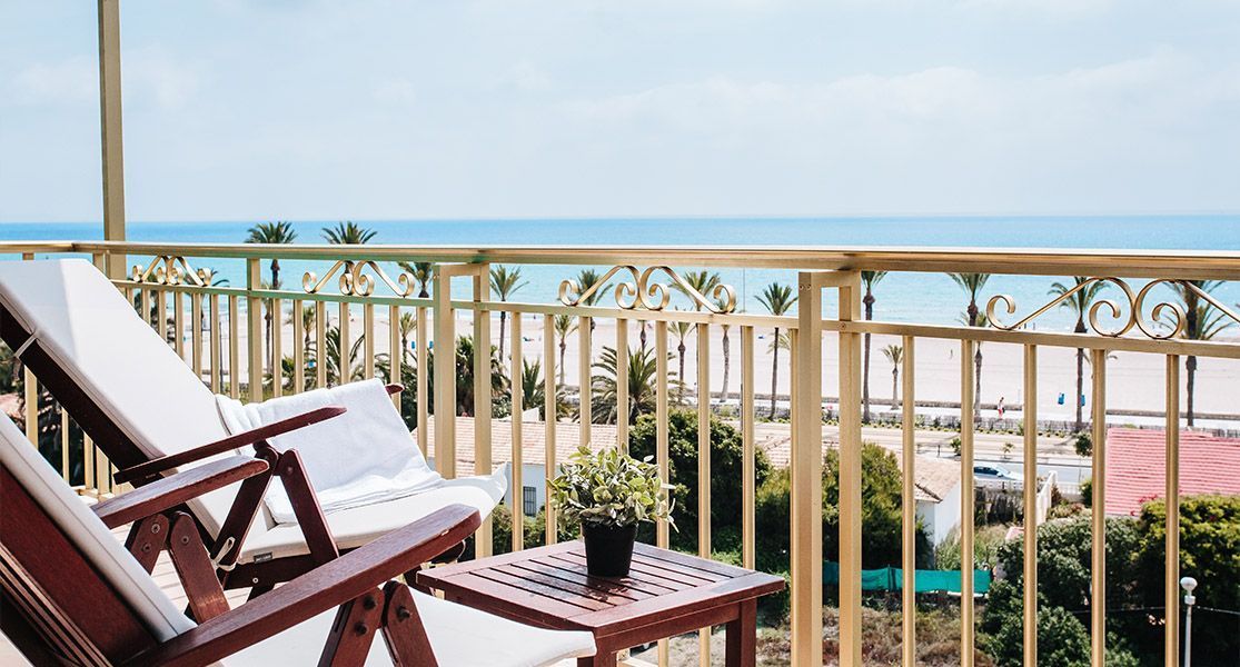 Tumbonas balcón playa